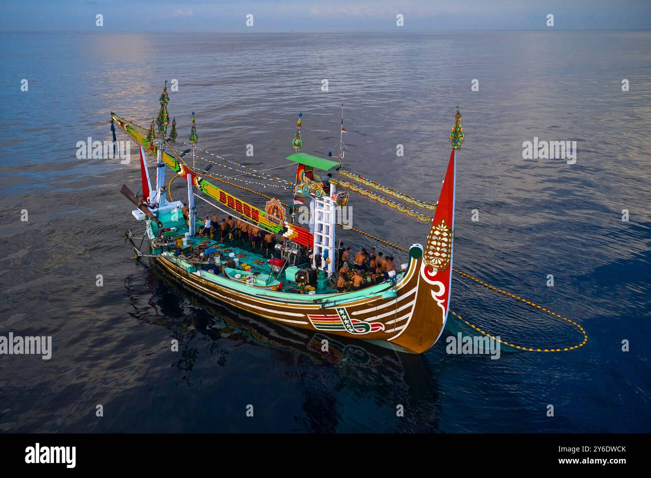 Indonesia, isola di Bali, villaggio di Perancak, barca da pesca riccamente decorata che pesca in mare Foto Stock