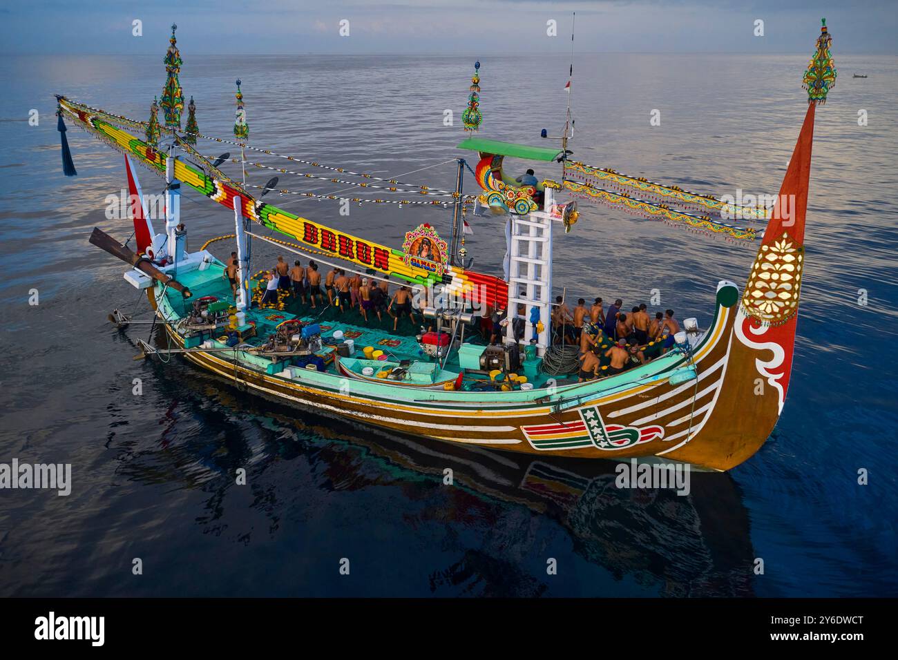 Indonesia, isola di Bali, villaggio di Perancak, barca da pesca riccamente decorata che pesca in mare Foto Stock