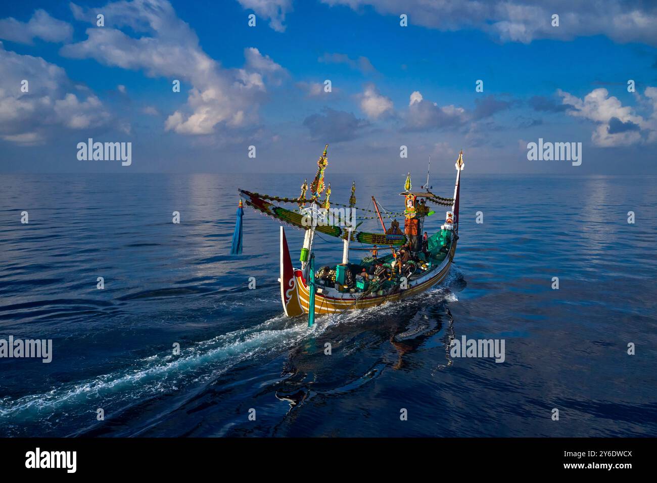 Indonesia, isola di Bali, villaggio di Perancak, barca da pesca riccamente decorata che pesca in mare Foto Stock