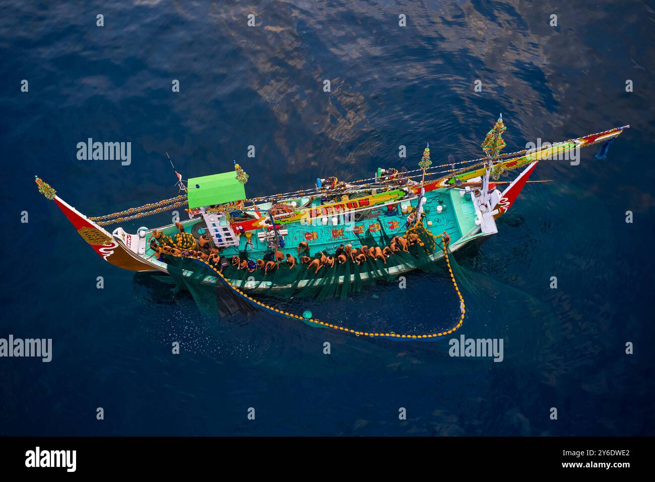 Indonesia, isola di Bali, villaggio di Perancak, barca da pesca riccamente decorata che pesca in mare Foto Stock