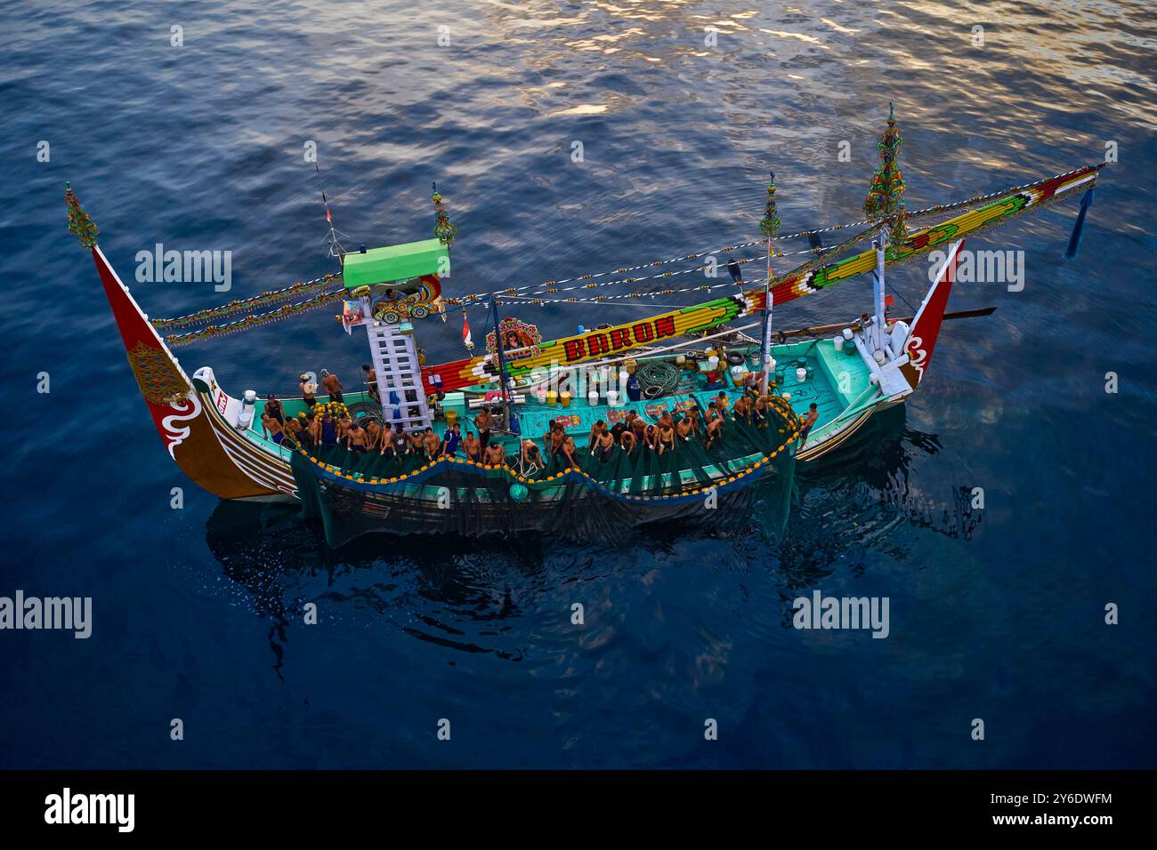 Indonesia, isola di Bali, villaggio di Perancak, barca da pesca riccamente decorata che pesca in mare Foto Stock