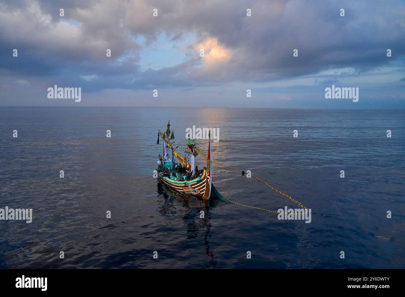 Indonesia, isola di Bali, villaggio di Perancak, barca da pesca riccamente decorata che pesca in mare Foto Stock