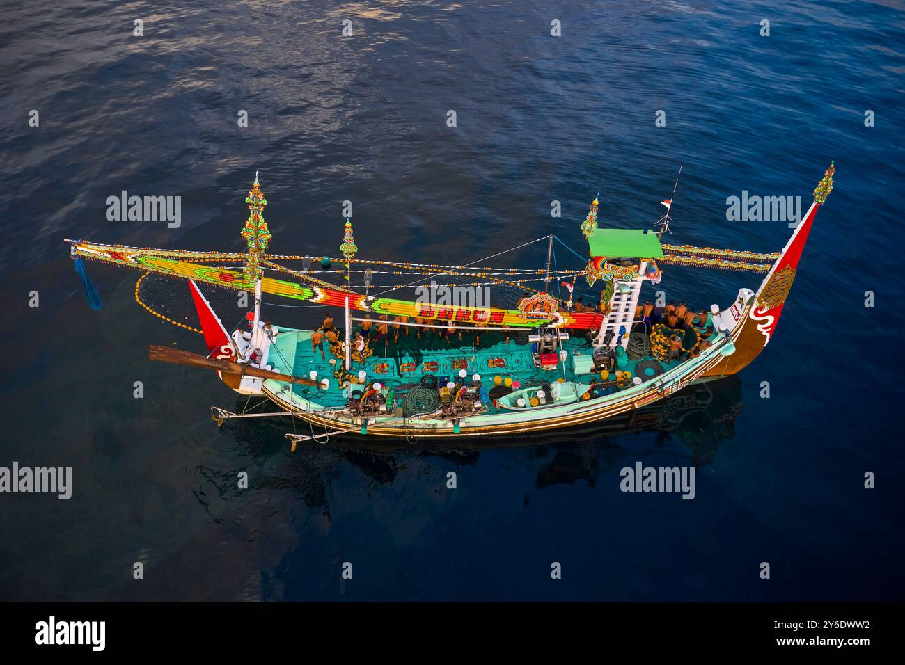 Indonesia, isola di Bali, villaggio di Perancak, barca da pesca riccamente decorata che pesca in mare Foto Stock