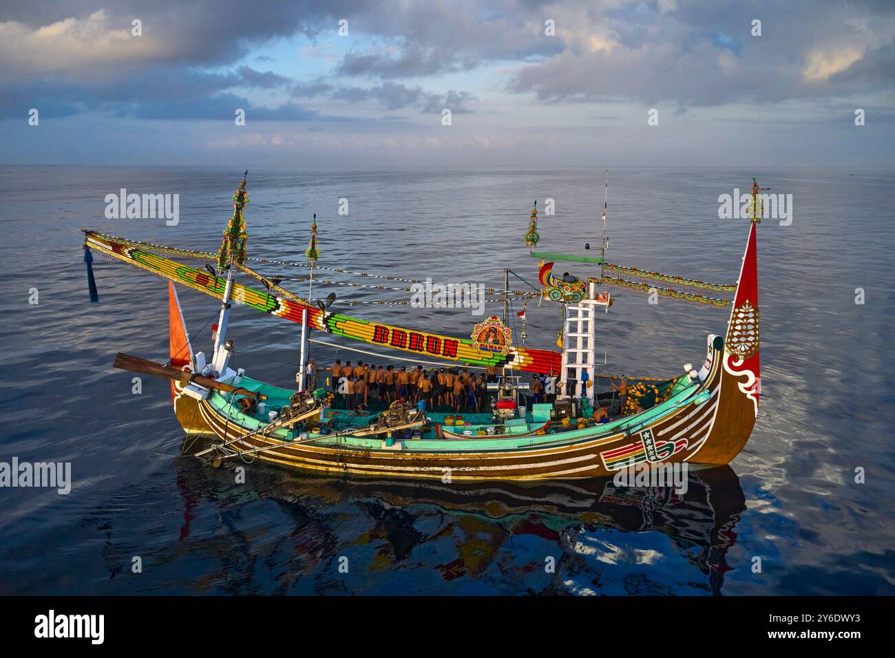 Indonesia, isola di Bali, villaggio di Perancak, barca da pesca riccamente decorata che pesca in mare Foto Stock