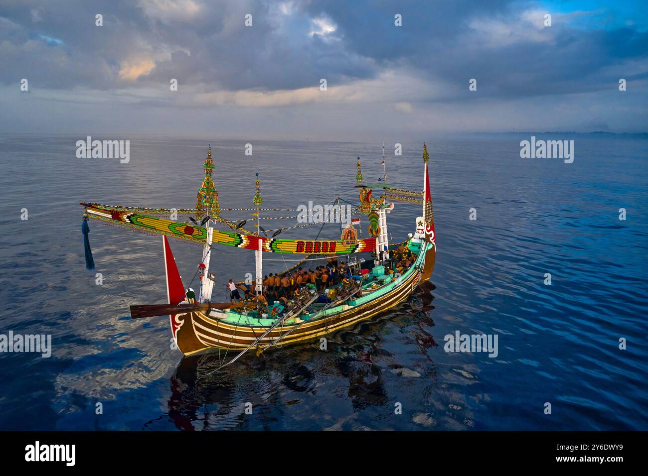 Indonesia, isola di Bali, villaggio di Perancak, barca da pesca riccamente decorata che pesca in mare Foto Stock