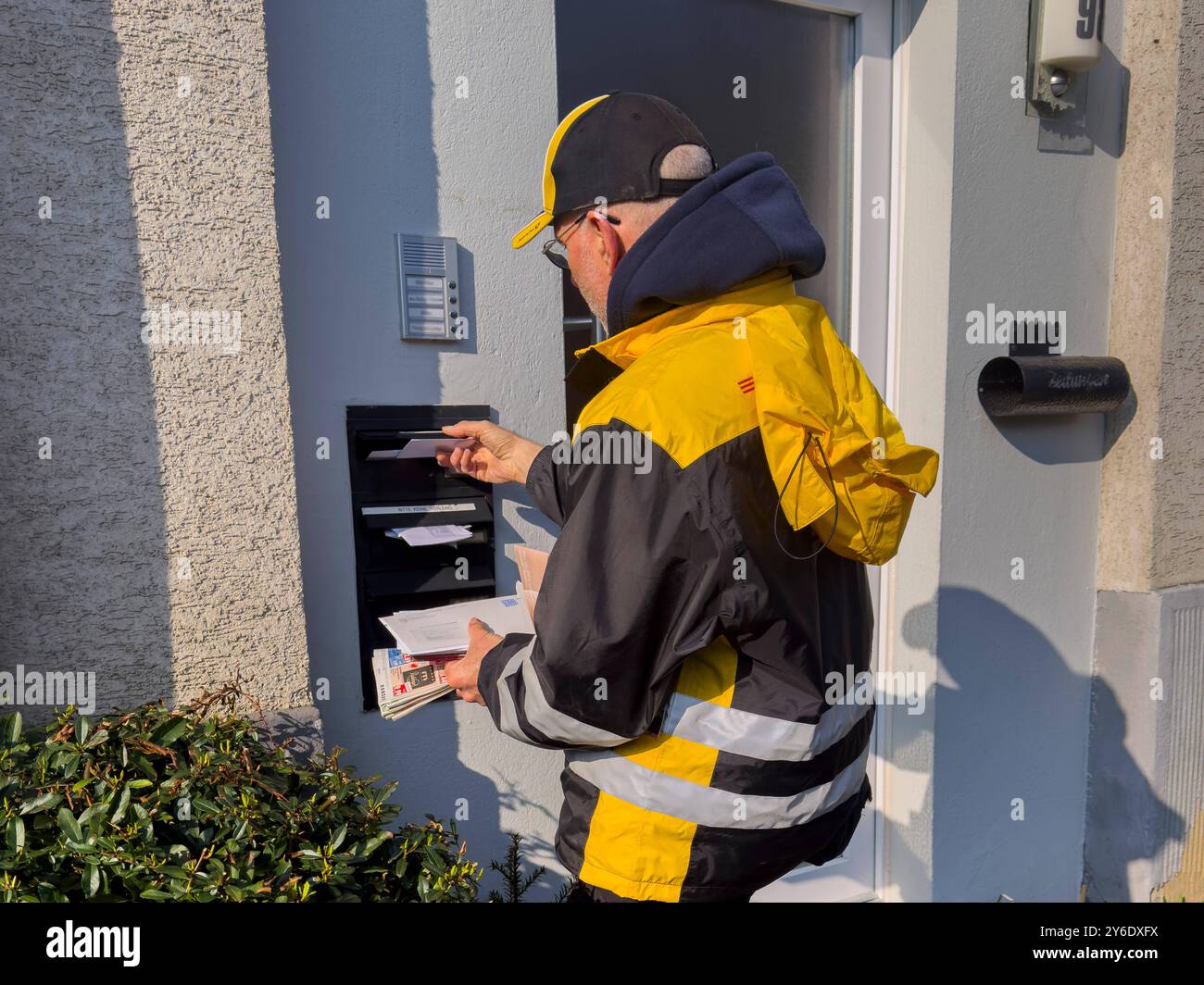 Briefporto soll 2025 teurer werden 25.09.24: Wirtschaft, Post, breve: Ein Postbote wirft Briefe in den Briefkasten eines Hauses. Die Bundesnetzagentur beabsichtigt, der Post ab Anfang 2025 bei Briefen eine Preisanhebung von rund 10,5 Prozent zu erlauben. Mönchengladbach *** affrancatura di lettere per diventare più costoso nel 2025 25 09 24 economia, posta, lettera Un corriere di lettere rilascia lettere nella casella di lettere di una casa la Federal Network Agency intende consentire all'Ufficio postale di aumentare il prezzo delle lettere di circa il 10,5% dall'inizio del 2025 Mönchengladbach Copyright: XThomasxHaesler Foto Stock