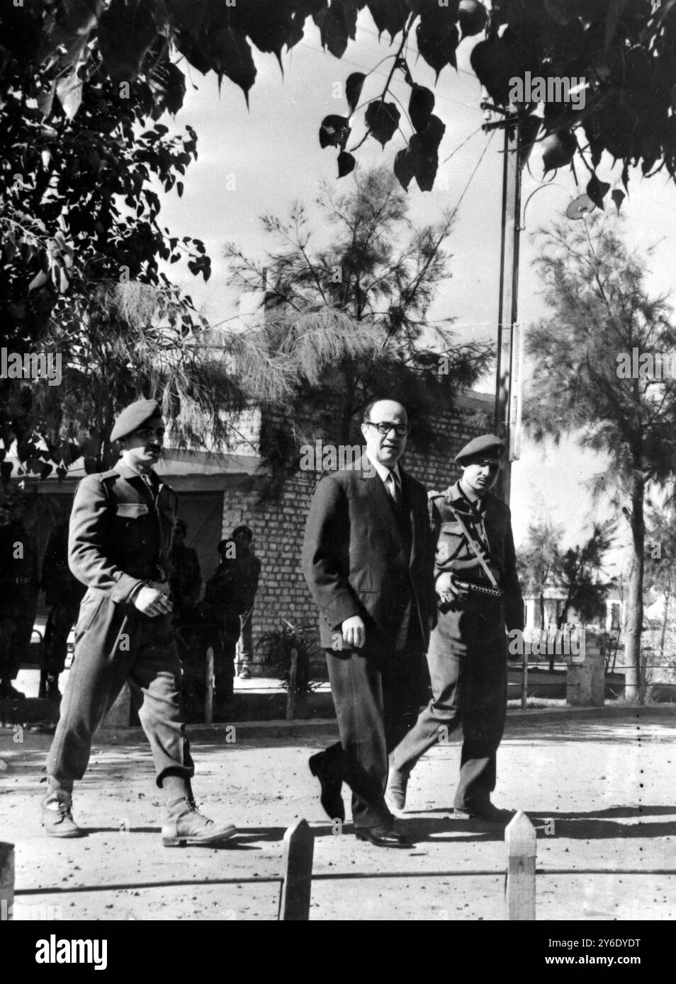 HASHEM GAWAD H MINISTRO DEGLI ESTERI IRACHENO IN ARRESTO A BAGDAD /; 17 FEBBRAIO 1963 Foto Stock