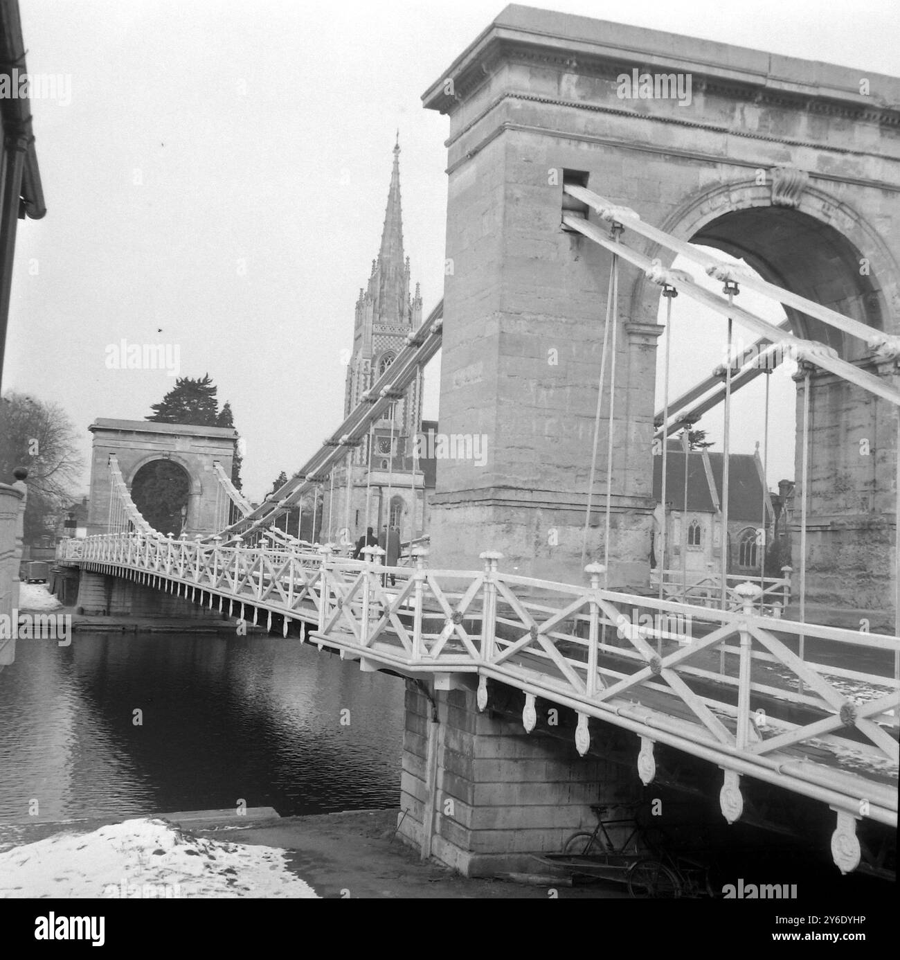 PONTE SOSPESO DI 130 ANNI SUL FIUME TAMIGI MARLOW; 15 FEBBRAIO 1963 Foto Stock