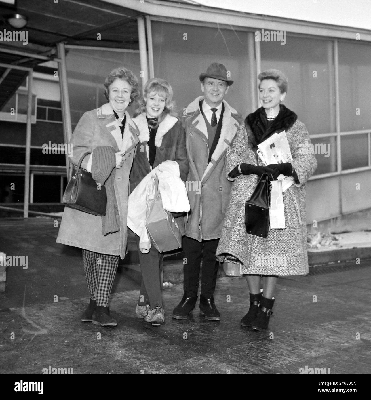 DEBORAH KERR CON MARY HAYLEY-BELL E HAYLEY MILLS ALL'AEROPORTO DI LONDRA / ; 11 FEBBRAIO 1963 Foto Stock