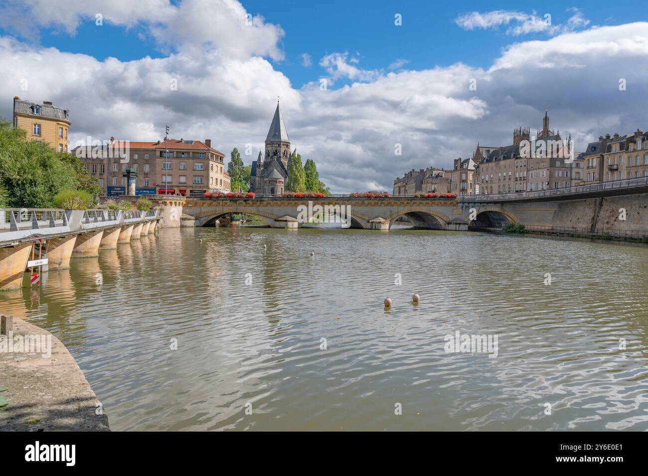 Lo skyline ofd Metz con il fiume Mosella e il ponte Pont Moyen, Francia Foto Stock