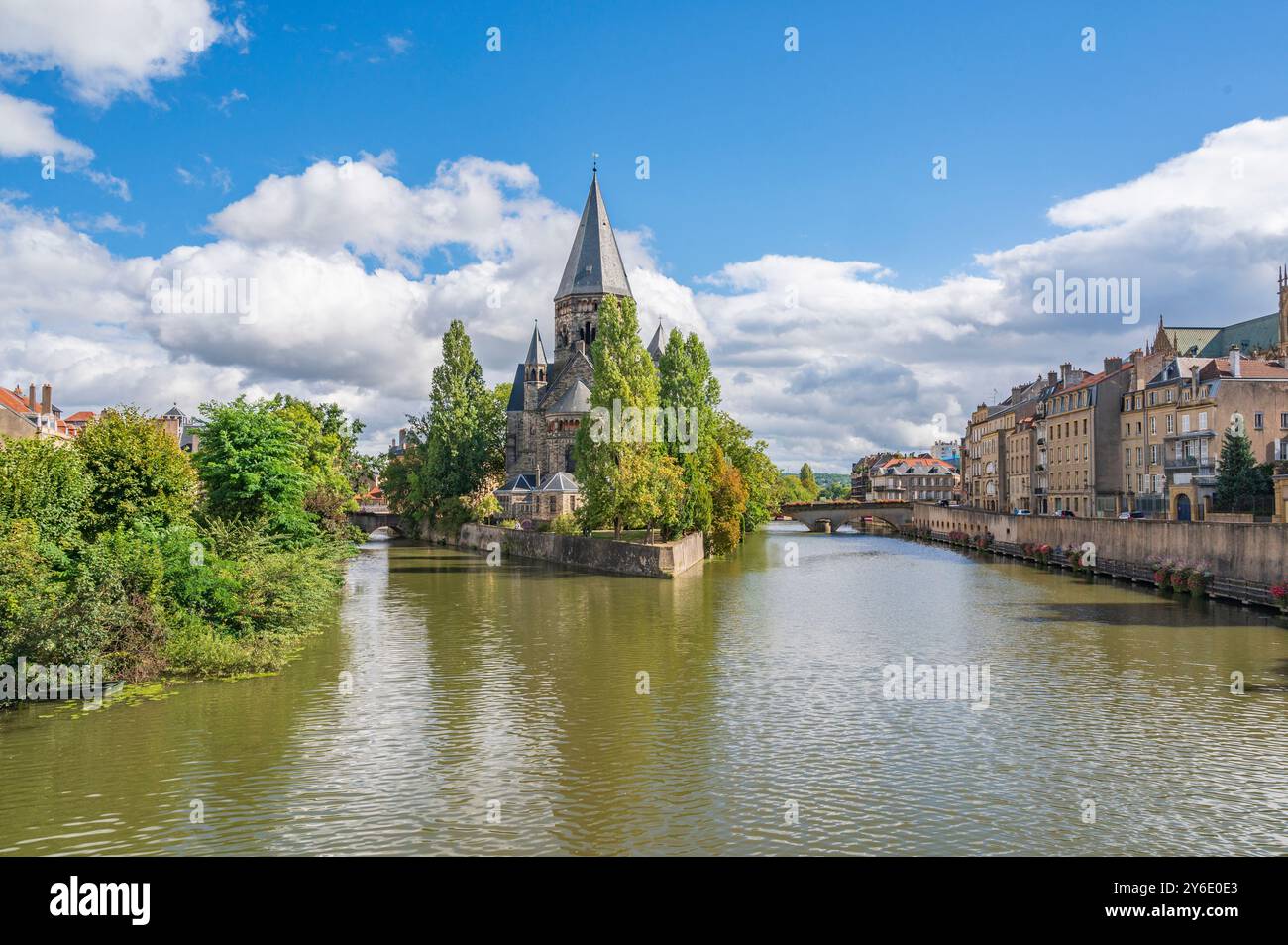 La vista della città di Metz con il Tempio Neuf e il fiume Mosella dal ponte Pont Moyen Foto Stock