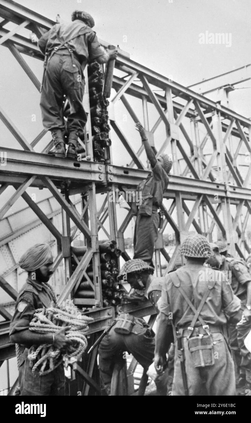 SOLDATI DELLE NAZIONI UNITE I SOLDATI INDIANI DELLE NAZIONI UNITE RIMUOVONO GLI ESPLOSIVI SUL PONTE LUALABA VICINO A KOLWEZI ; 30 GENNAIO 1963 Foto Stock