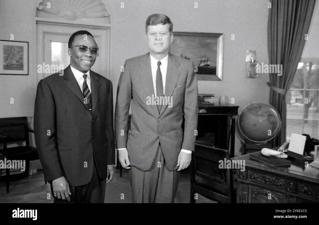 PRESIDENTE AMERICANO JOHN F KENNEDY JFK CON L'AMBASCIATORE DELLA NUOVA GUINEA SAIDOU CONTE A WASHINGTON / ; 26 GENNAIO 1963 Foto Stock