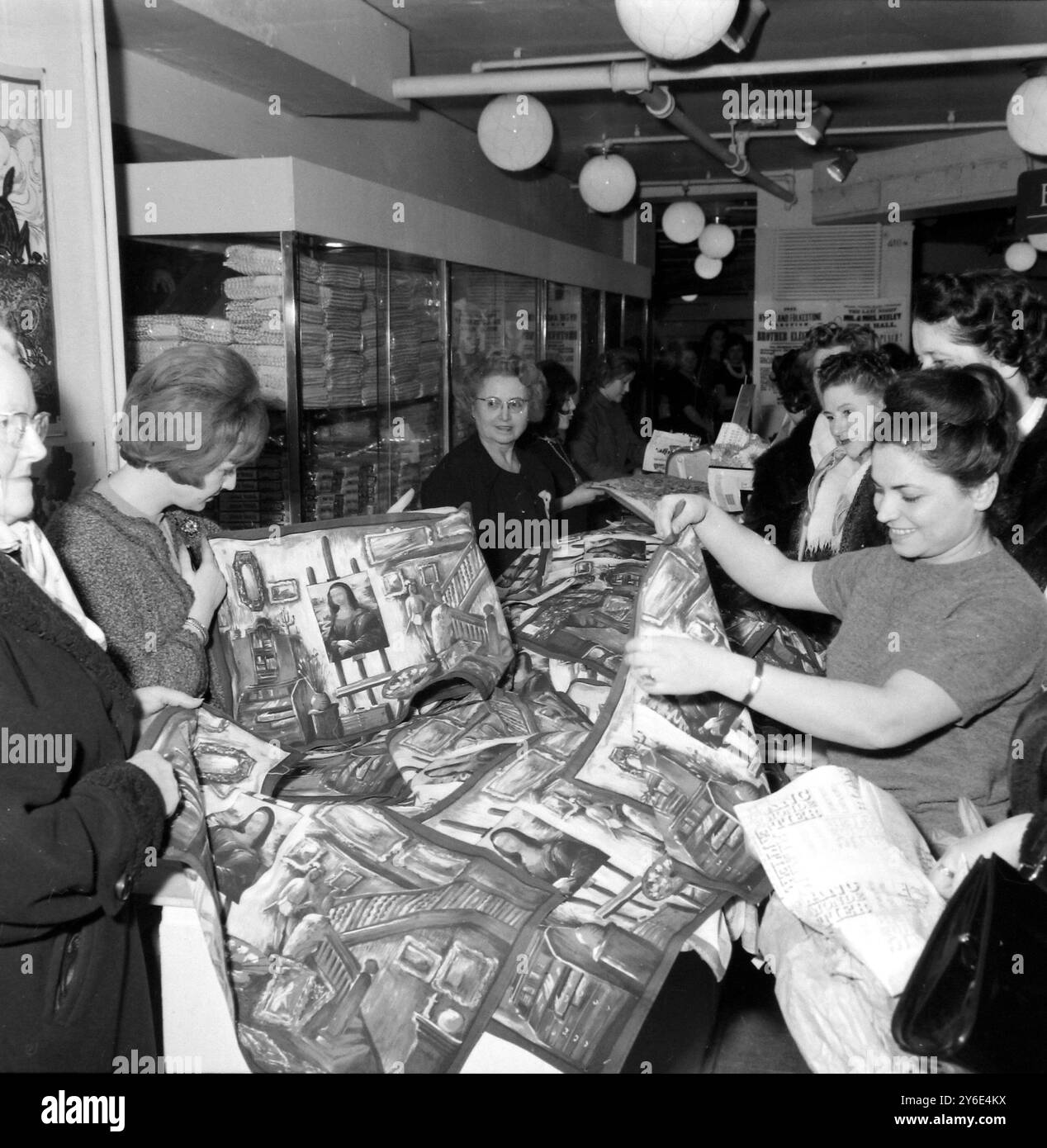 ASCIUGAMANI DA TÈ CON FAMOSI DIPINTI A PARIGI; 14 GENNAIO 1963 Foto Stock