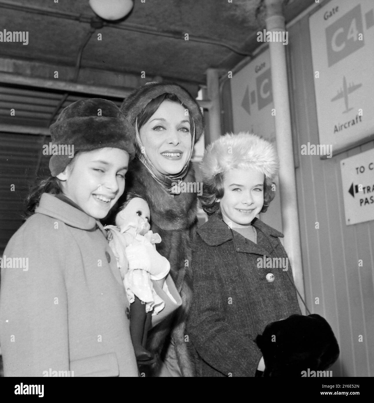 ATTRICE MAXINE AUDLEY CON LA FIGLIA DEBBIE A LONDRA / ; 11 GENNAIO 1963 Foto Stock