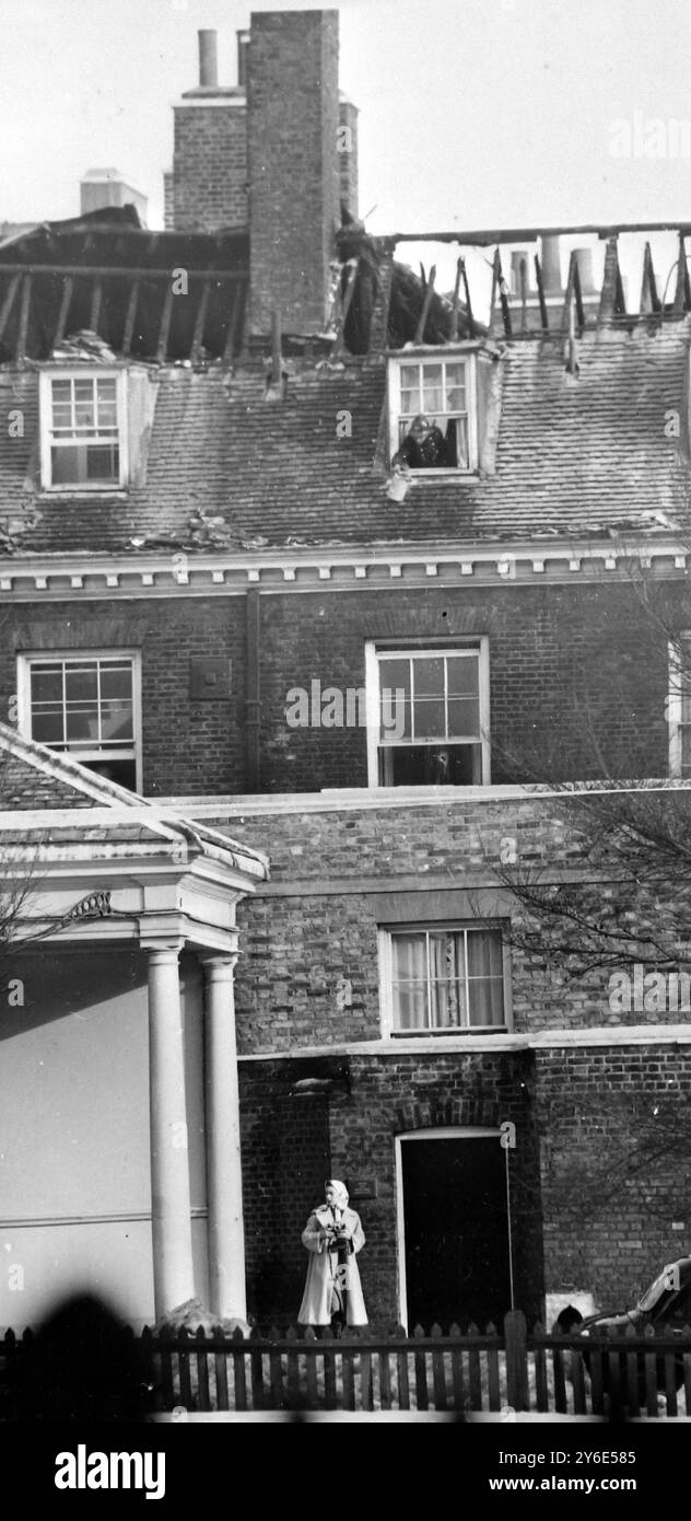 Subito sulla scena con la sua macchina fotografica in mano , la principessa Margaret , moglie del fotografo Lord Snowdon , quando un incendio scoppiò negli appartamenti della principessa Marina , Duchessa di Kent , a Kensington Palace , Londra , questa mattina . Osservata dalla Principessa Marina , dalla figlia Principessa Alessandra e dal figlio il Principe Michele , dal piano terra sotto , decine di vigili del fuoco scoppiarono nel vuoto del tetto , tra il soffitto delle camere all' ultimo piano e il tetto , sotto controllo in meno di un' ora . 10 GENNAIO 1963 Foto Stock