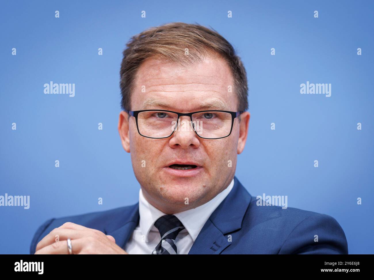 Berlino, Germania. 25 settembre 2024. Carsten Schneider, Ministro di Stato presso il Cancelliere federale e Commissario del governo federale per la Germania orientale, interviene alla conferenza stampa federale sulla relazione del Commissario del governo federale per la Germania orientale a Berlino, 25 settembre 2024. Credito: dpa/Alamy Live News Foto Stock