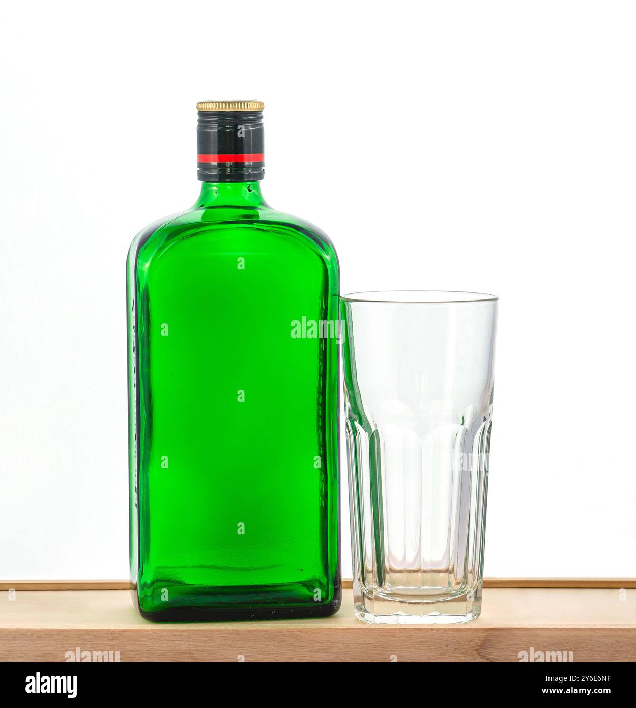 Flacone in vetro verde e vetro trasparente su sfondo bianco. Disposizione minimalista e pulita per l'esposizione di prodotti o la pubblicità di bevande Foto Stock