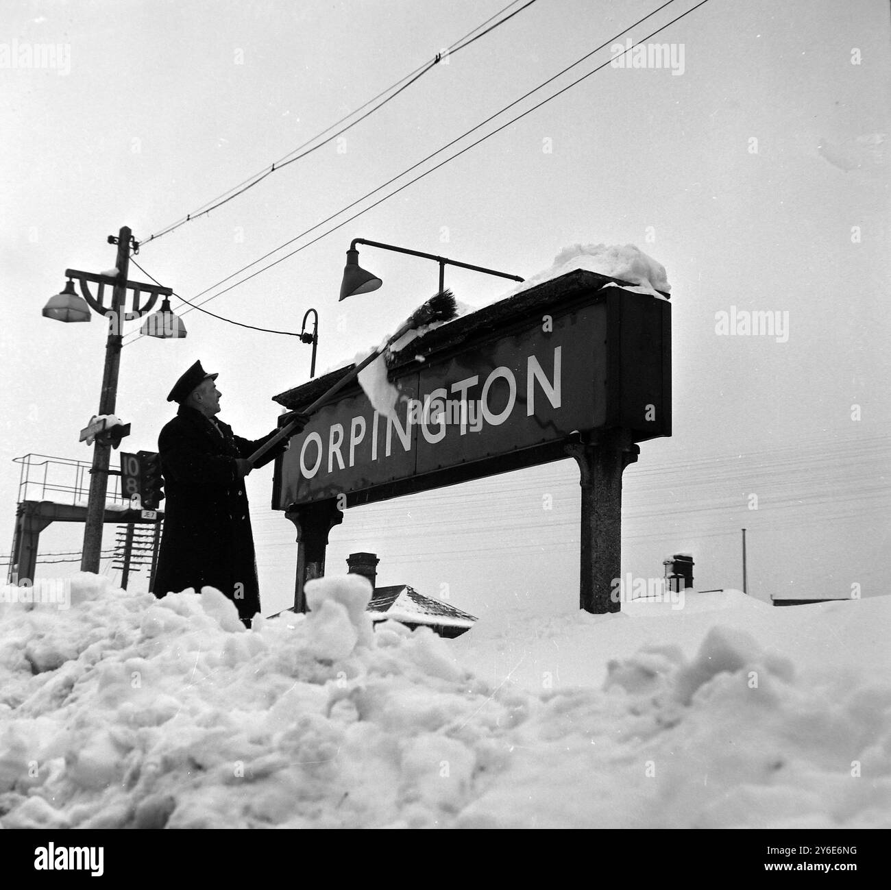 SNOW RAILWAYMAN CLEARING ORPINGTON ; 31 DICEMBRE 1962 Foto Stock
