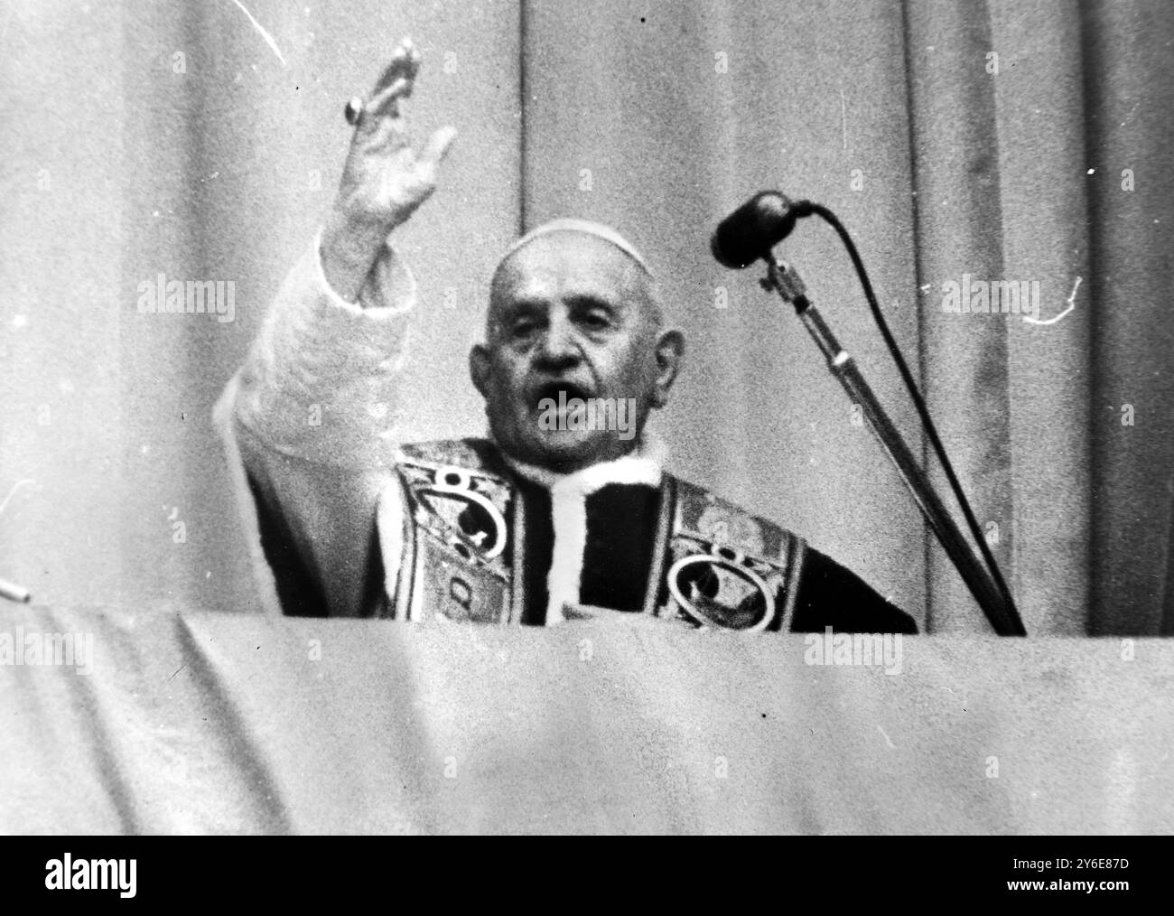 PAPA GIOVANNI XXIII BENEDICE LA FOLLA IN CITTÀ DEL VATICANO / ; 16 DICEMBRE 1962 Foto Stock