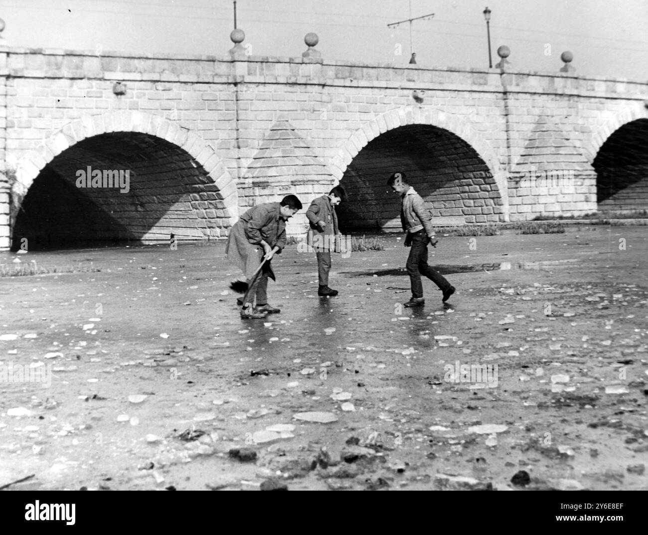 FIUME MANZANARES A MADRID; 14 DICEMBRE 1962 Foto Stock