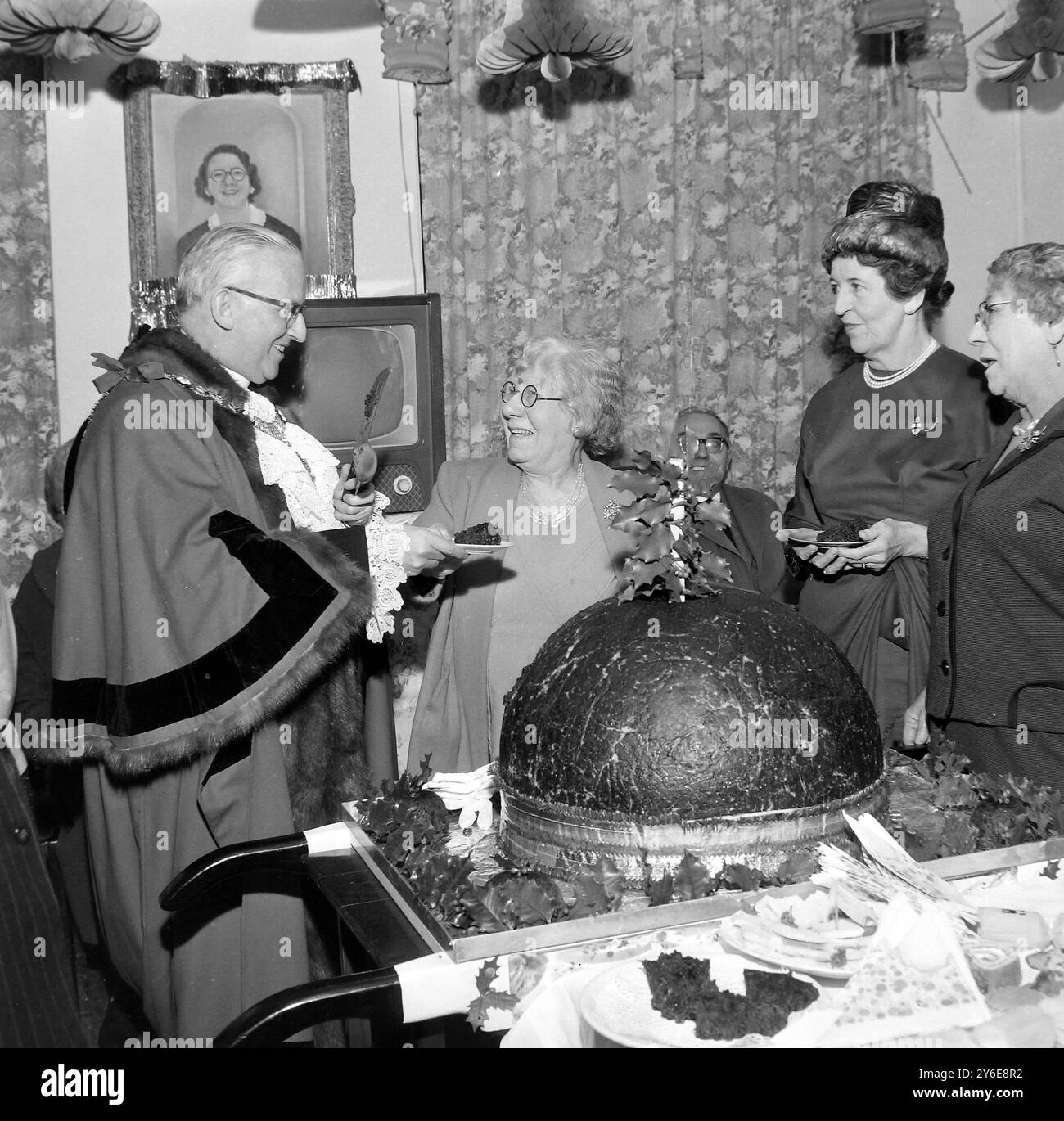 PUDDING DI NATALE GIGANTE PER I PENSIONATI DI VECCHIAIA PER IL THREE SCORE CLUB ; 12 DICEMBRE 1962 Foto Stock