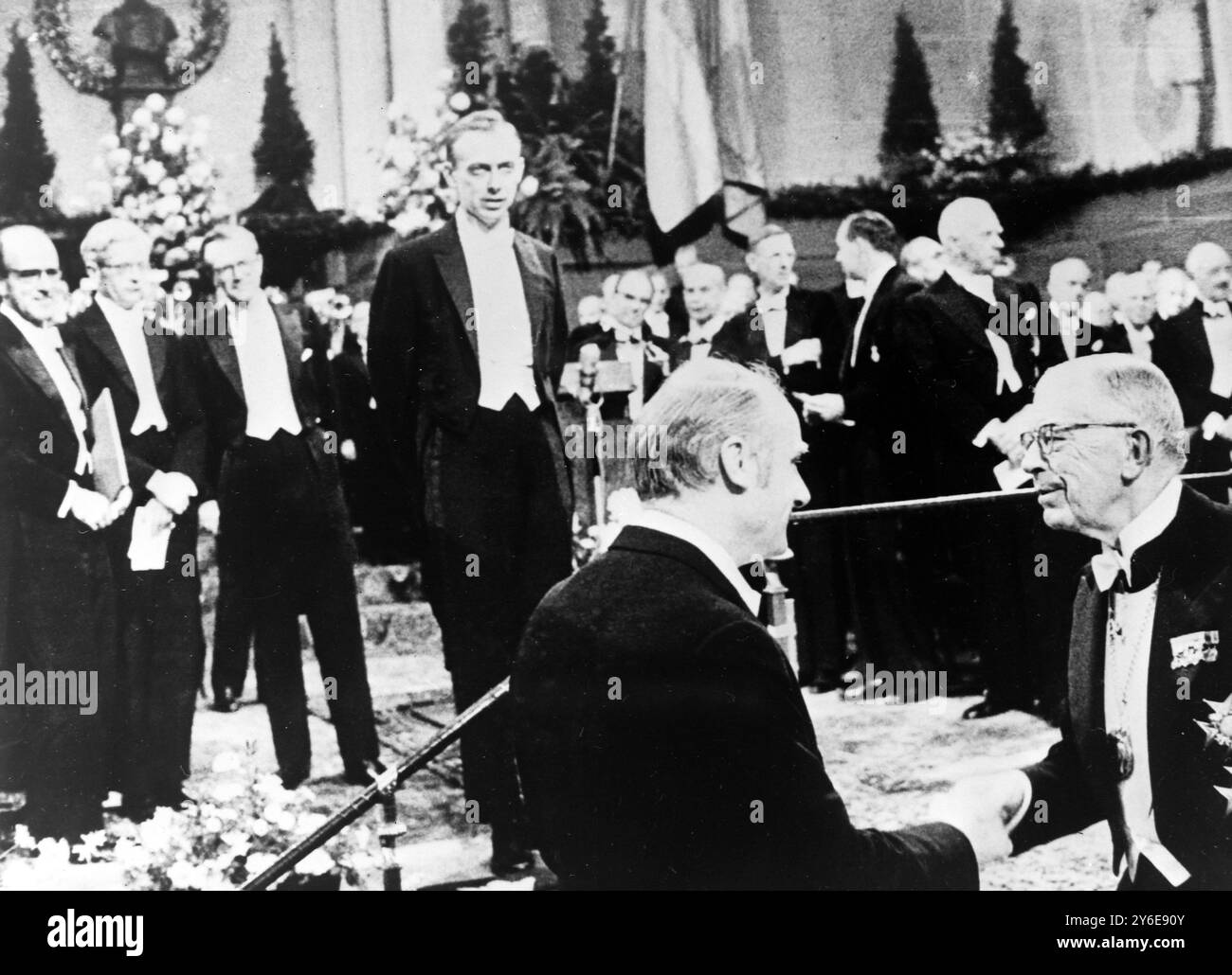 JOHN KENDREW CON I PREMI NOBEL STOCCOLMA - MAX PERUTZ, FRANCIS CRICK, JAMES WATSON E MAURICE WILKINS / ; 12 DICEMBRE 1962 Foto Stock