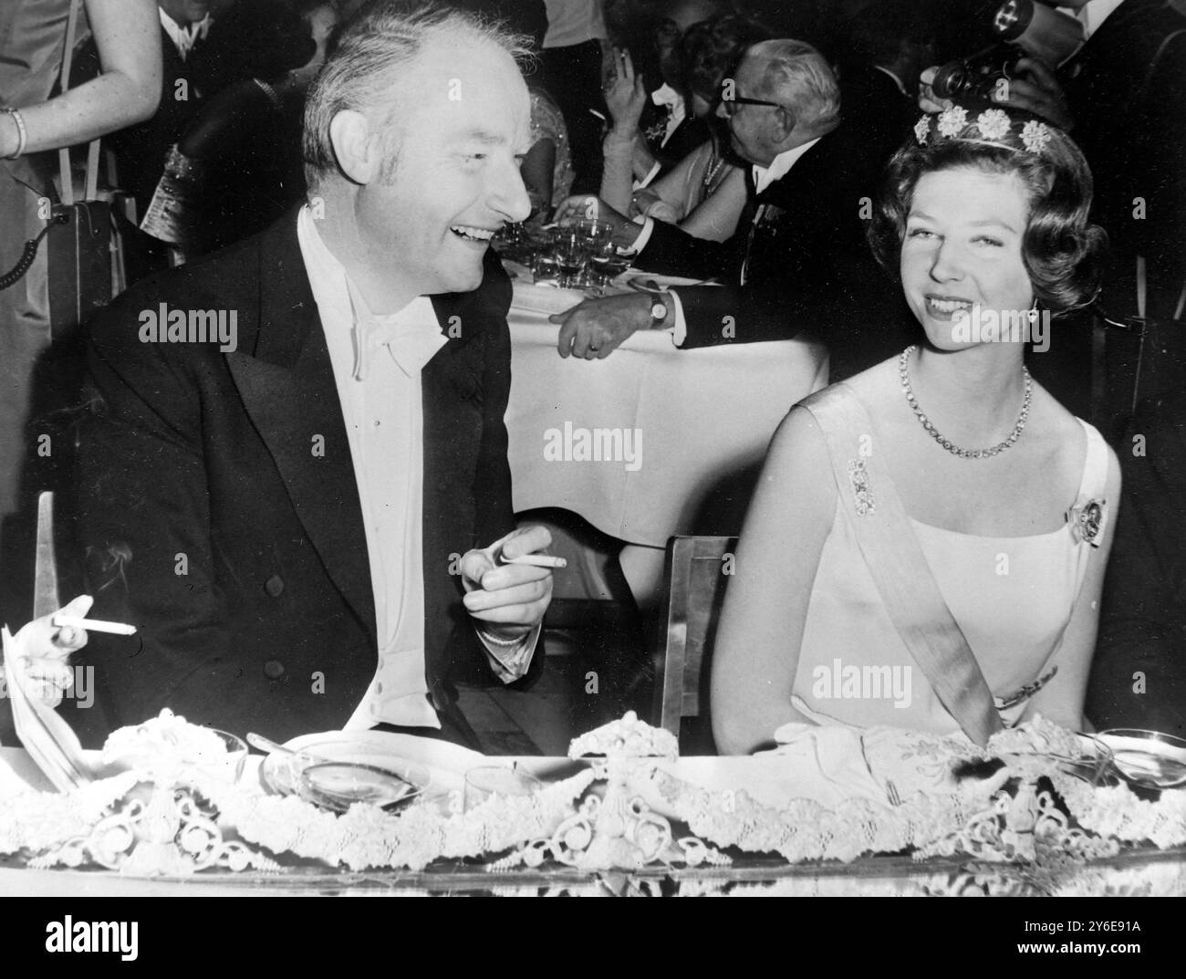 PRINCIPESSA DESIREE CON IL PROFESSOR FRANCIS CRICK AL TAVOLO DEI BANCHETTI A STOCCOLMA; 12 DICEMBRE 1962 Foto Stock