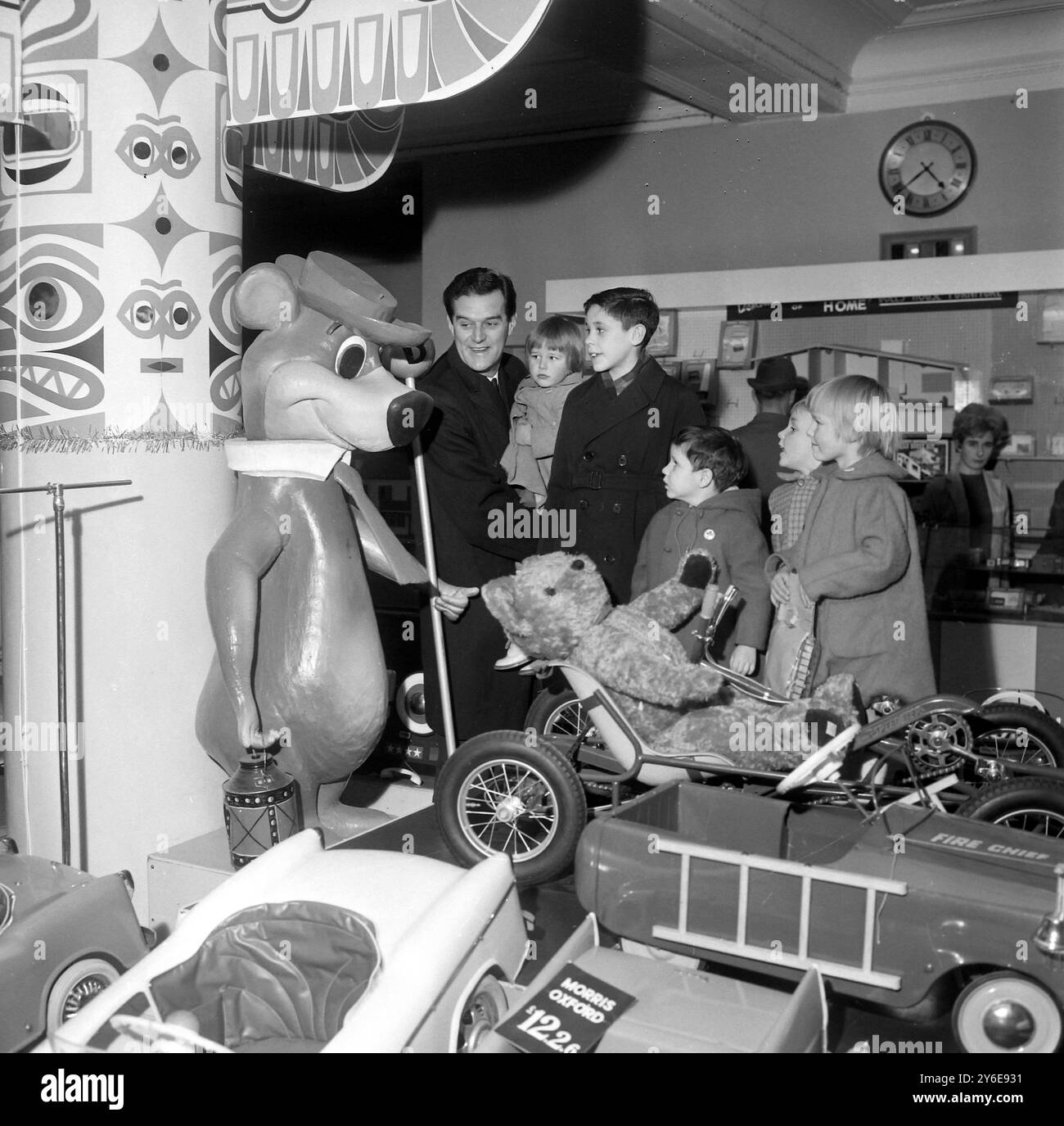 HAYLEY MILLS WITHERS TONY DISK JOCKEY SHOPPING ; 11 DICEMBRE 1962 Foto Stock