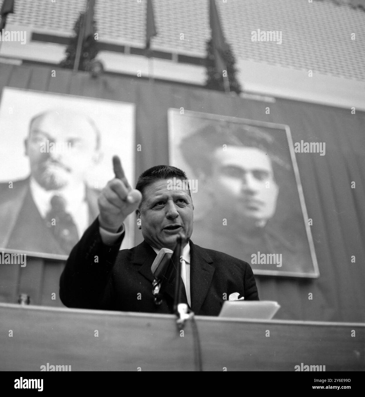 GIORGIO AMENDOLA ALLA RIUNIONE DEL PARTITO COMUNISTA ITALIANO A ROMA - POSTER DI LENIN ; 8 DICEMBRE 1962 Foto Stock