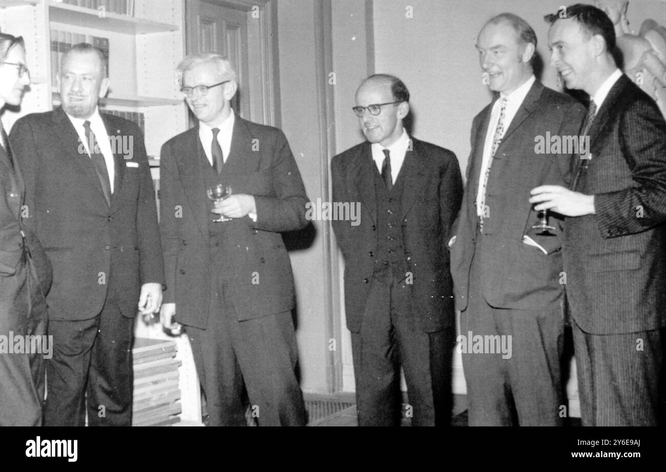 JOHN KENDREW CON I PREMI NOBEL STOCCOLMA - MAX PERUTZ, FRANCIS CRICK, JAMES WATSON E MAURICE WILKINS / ; 10 DICEMBRE 1962 Foto Stock