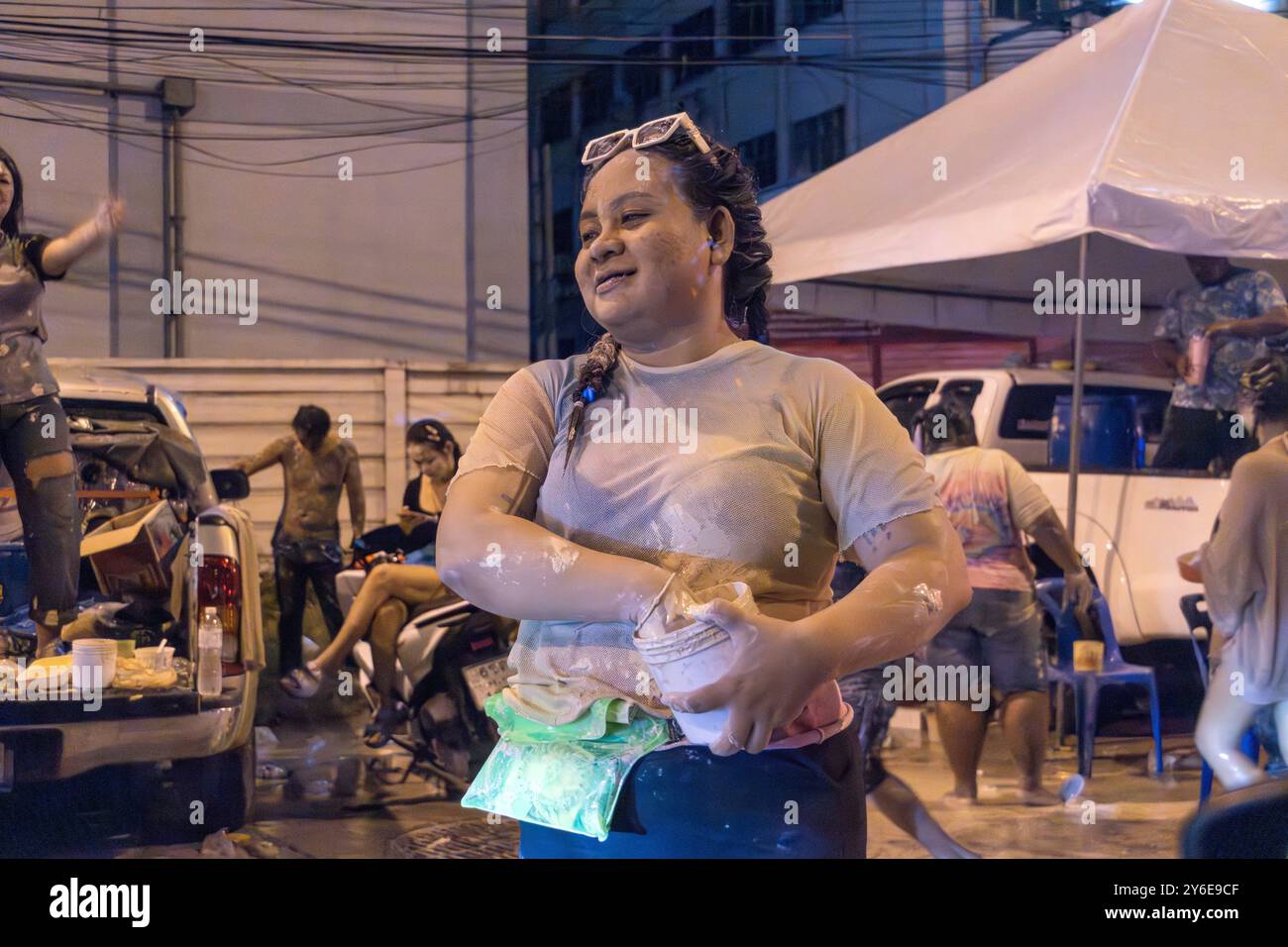 SAMUT PRAKAN, THAILANDIA, 21 aprile 2024, la gente celebra la vacanza DI SONGKRAN nelle strade della città notturna Foto Stock