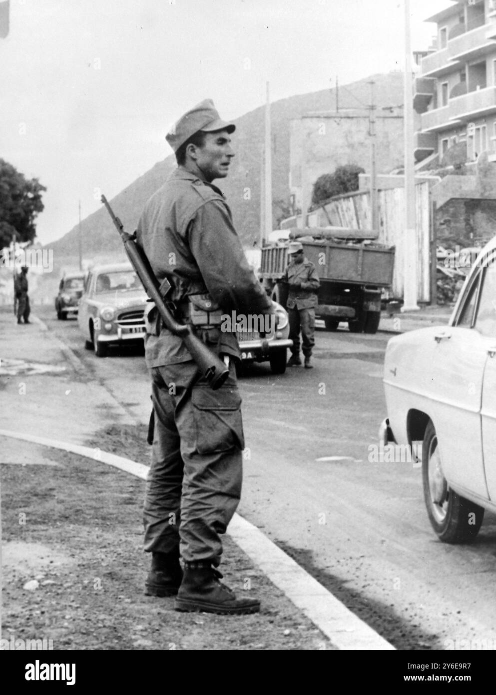 I POPOLI NATIVI DELL'ESERCITO E L'ESERCITO MONTANO UN BLOCCO STRADALE AD ALGERI ; 6 DICEMBRE 1962 Foto Stock