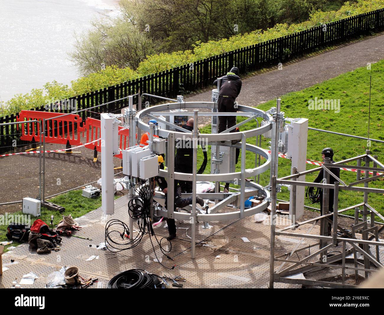 Addetti alle comunicazioni che sostituiscono la rete telefonica Three Gee con nuovi aggiornamenti Five Gee in un complesso residenziale costiero nel North Tyneside. Foto Stock