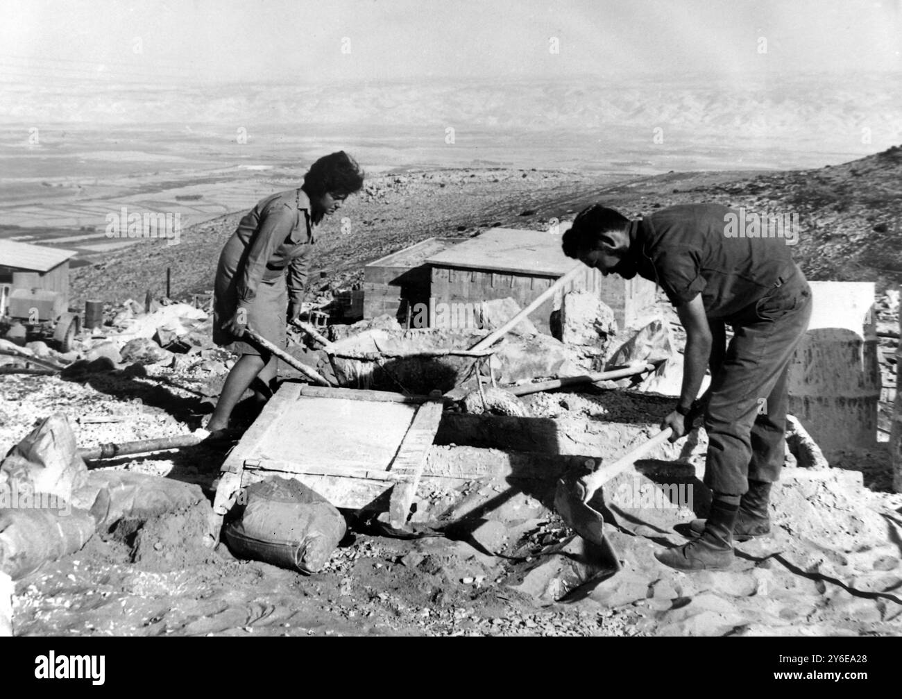 4 DICEMBRE 1962 DUE AGRICOLTORI MESCOLANO CEMENTO PER COSTRUIRE NUOVE CASE A MIZPAH GILBOA, ISRAELE. DURANTE UN PIANO DI INSEDIAMENTO CHE VEDE I PRIMI COLONI NELLA REGIONE PER 2500 ANNI. Foto Stock