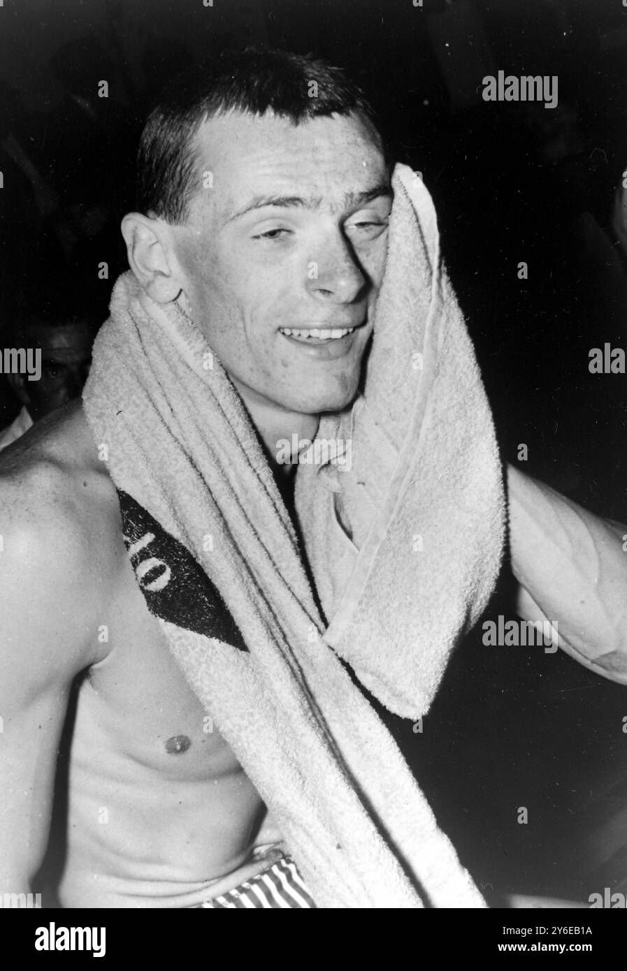 ATHLETICS COMMONWEALTH GAMES R POUND OF CANADA WINS FREESTYLE 11 ; 27 NOVEMBRE 1962 Foto Stock