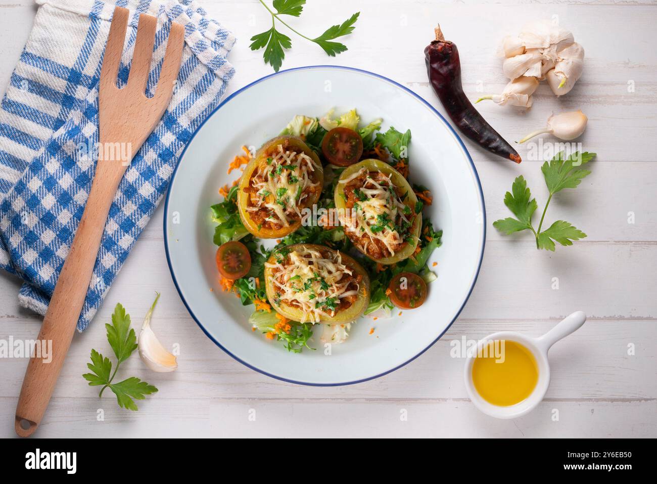 Patate al forno ripiene di carne e cotte al forno. Tavolo con vista dall'alto e decorazioni. Foto Stock