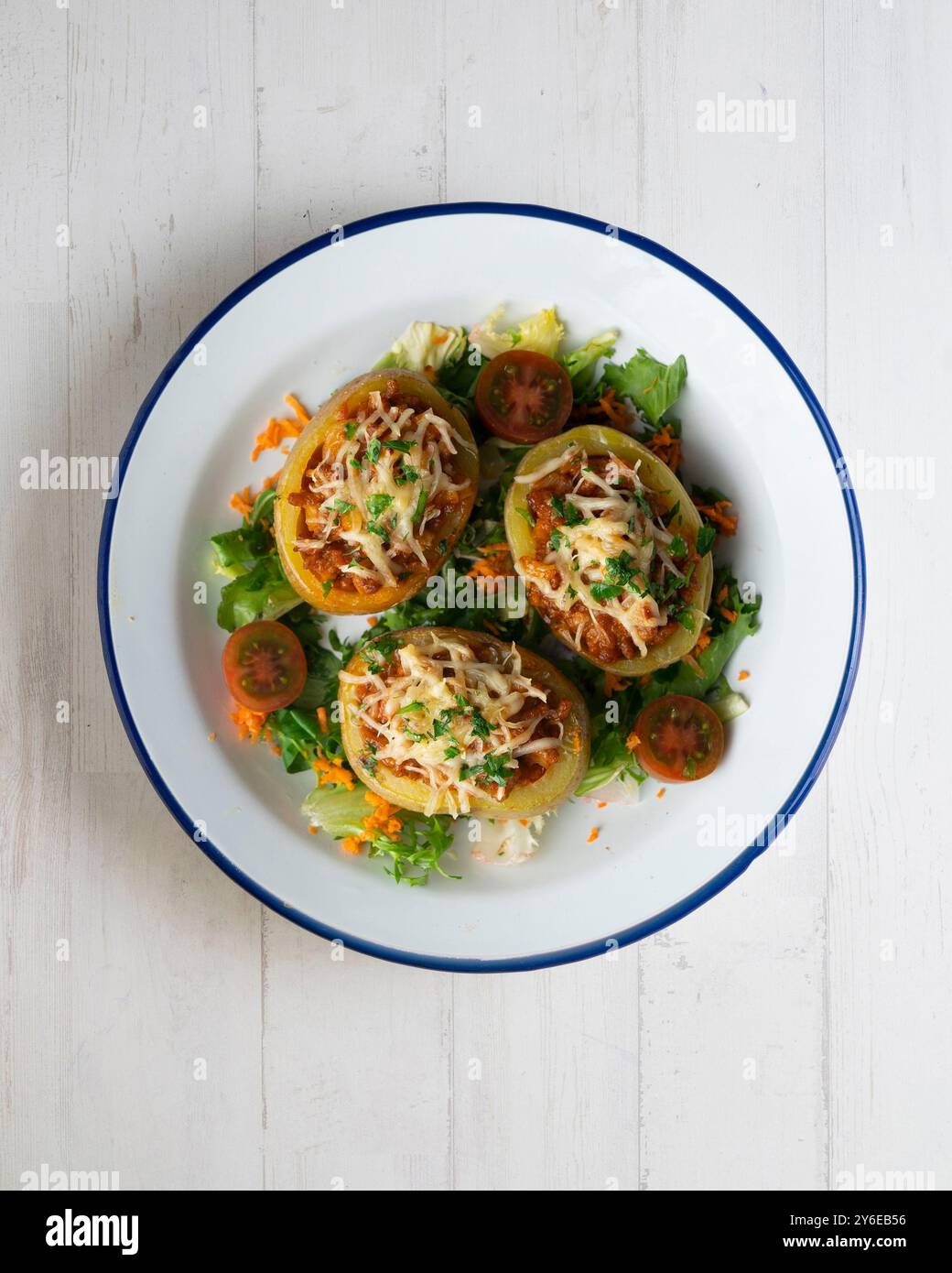 Patate al forno ripiene di carne e cotte al forno. Tavolo con vista dall'alto e decorazioni. Foto Stock
