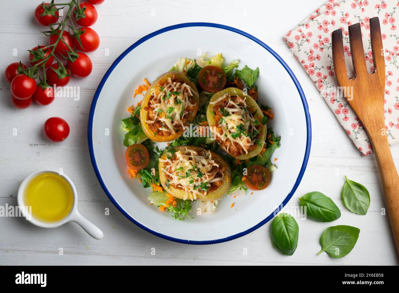 Patate al forno ripiene di carne e cotte al forno. Tavolo con vista dall'alto e decorazioni. Foto Stock