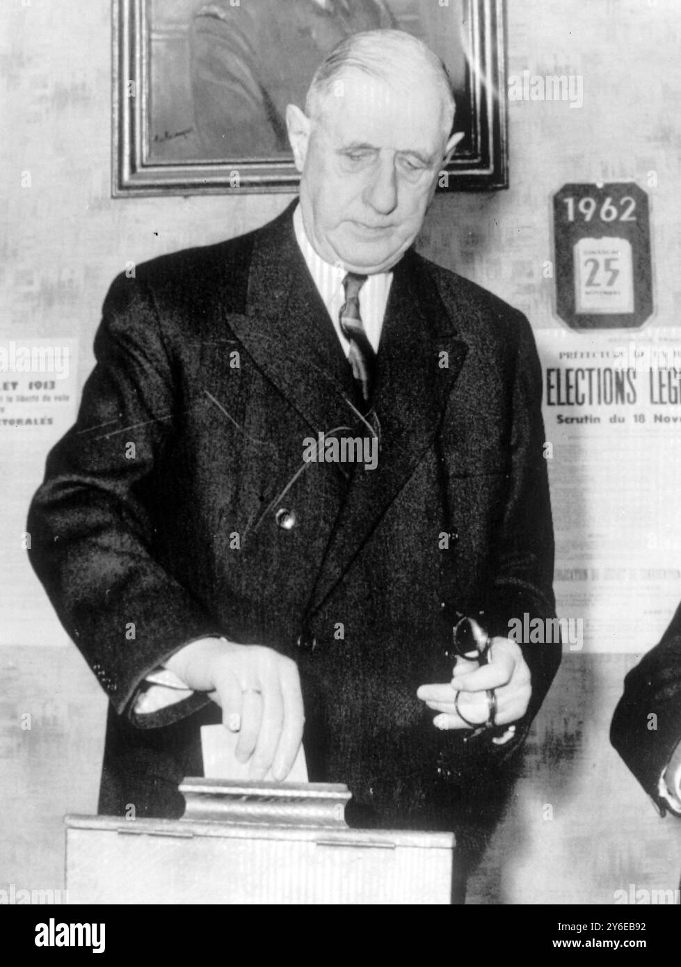 IL PRESIDENTE FRANCESE CHARLES DE GAULLE VOTA IN FRANCIA / ; 25 NOVEMBRE 1962 Foto Stock