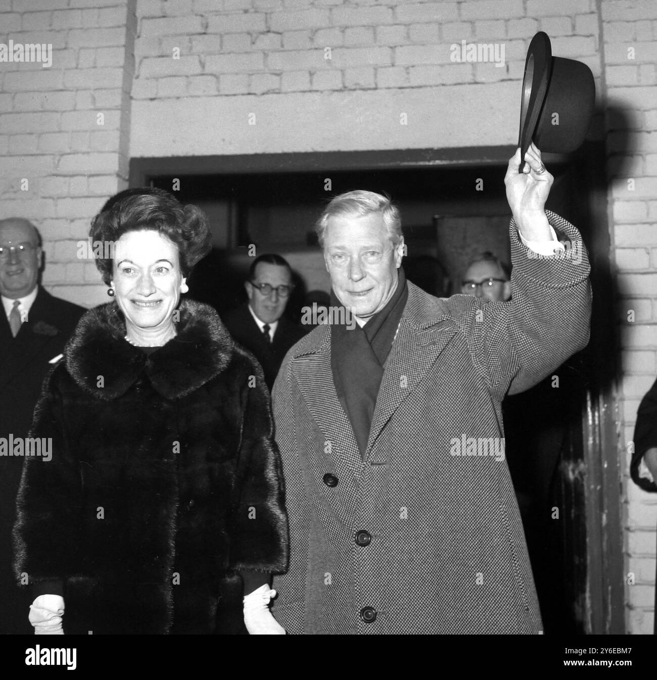 22 NOVEMBRE 1962 IL DUCA E LA DUCHESSA DI WINDSOR ARRIVANO ALLA STAZIONE VICTORIA PER IL LORO ANNUALE VIAGGIO DI SHOPPING NATALIZIO A LONDRA, INGHILTERRA. Foto Stock