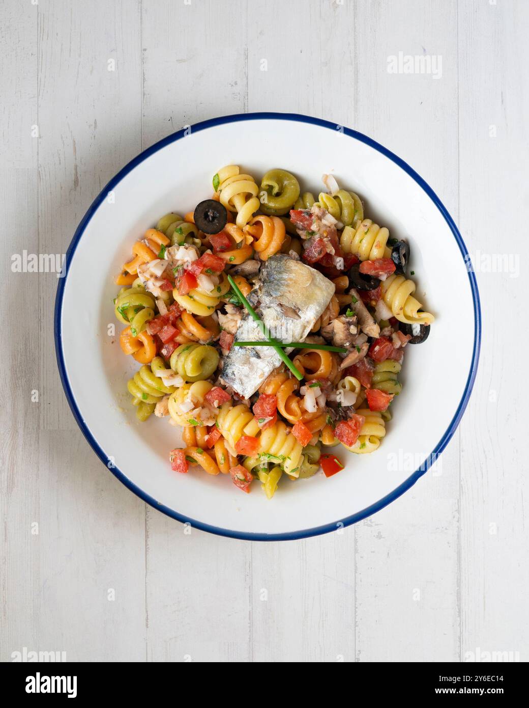 Pasta italiana con sardine e olive nere. Tavolo con vista dall'alto e decorazioni. Foto Stock