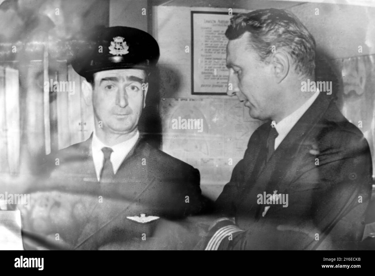 CAPITANO JOHN FORDER E JOHN BINGHAM; 15 NOVEMBRE 1962 Foto Stock