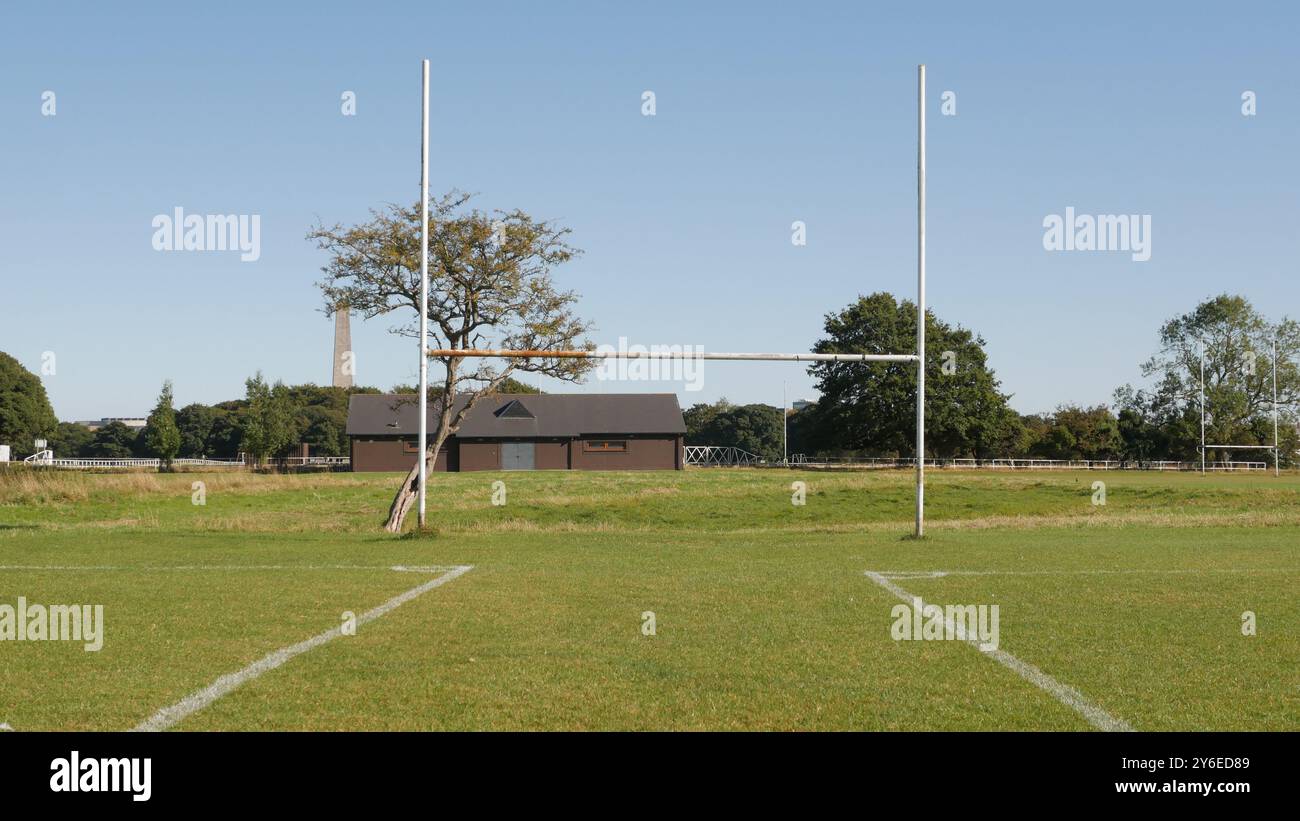 Un goal post per il calcio irlandese con qualche strana marcatura di campo. Foto Stock