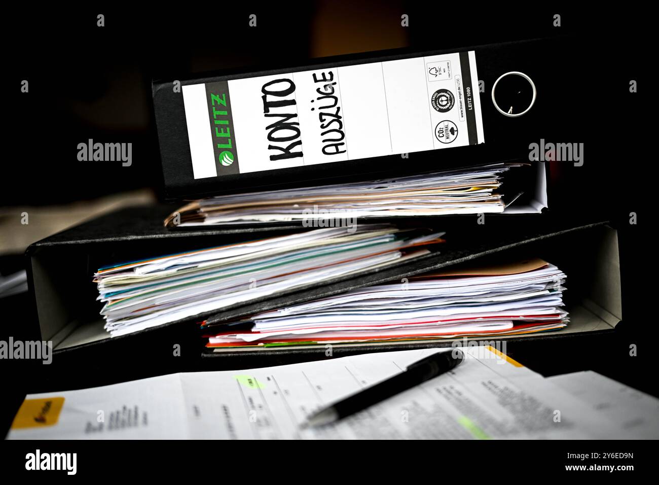 Brema, Germania. 25 settembre 2024. ILLUSTRAZIONE - le cartelle dei file con gli estratti conto bancari si trovano su un tavolo. Credito: Sina Schuldt/dpa/Alamy Live News Foto Stock