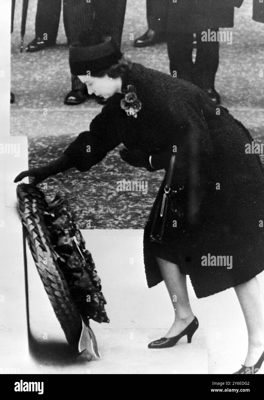 QUEEN ELIZABETH II WREATH POPPIES CENOTAPH REMEMANCE SUNDAY IN LONDON; 11 NOVEMBRE 1962 Foto Stock