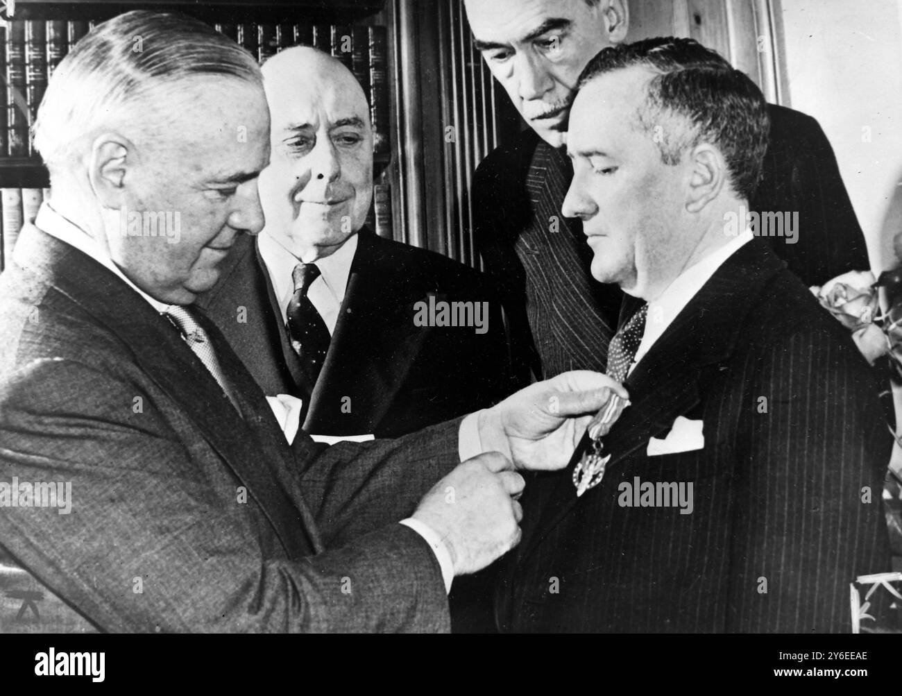 MEDAGLIA DI MERITO PER BRITON Washington, USA : Sir William Stephenson, direttore della sicurezza britannica nell'emisfero occidentale nel 1940-45, è decorato con la Presidential Medal of Merit, la più alta onorificenza civile degli Stati Uniti, dal generale William Donovan (a sinistra) capo del servizio di intelligence degli Stati Uniti. Era la prima volta che la medaglia veniva assegnata a un cittadino non statunitense. 7 NOVEMBRE 1962 Foto Stock