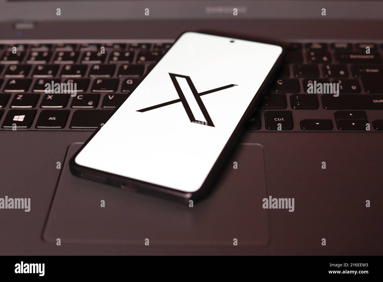 27 settembre 2024, Portogallo. In questa immagine, il logo del social network X (Twitter) visualizzato sullo schermo di uno smartphone Foto Stock