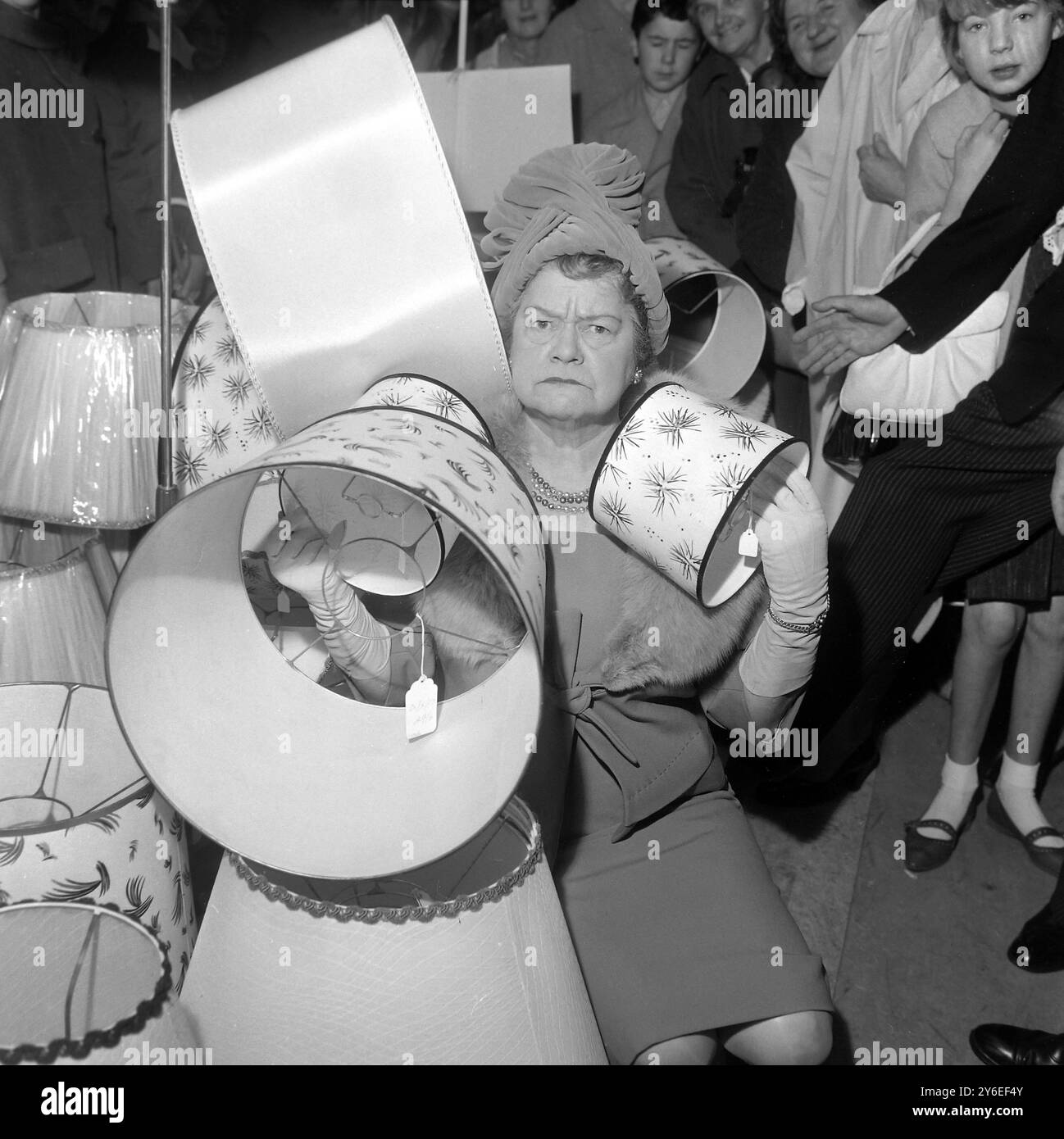 3 NOVEMBRE 1962 VIOLET CARSON, MEGLIO CONOSCIUTA COME ENA SHARPLES DAL PROGRAMMA TELEVISIVO "CORONATION STREET", RAFFIGURATA CON PARALUMI NEL NUOVO SEMINTERRATO A PONTINGS, IL FAMOSO NEGOZIO DI KENSINGTON. LONDRA, INGHILTERRA. Foto Stock