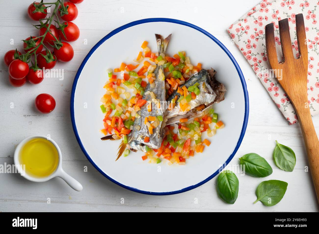 Sugarello al forno con verdure tritate. Tavolo con vista dall'alto e decorazioni natalizie. Foto Stock